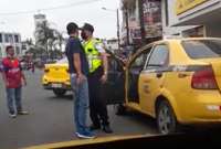 una cámara captó cuando el conductor de un taxi amenazó a un agente de tránsito.