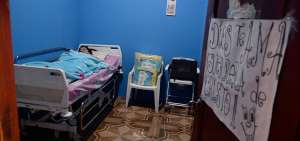 La v&iacute;ctima pasa la mayor parte del tiempo acostada y para cualquier necesidad requiere de asistencia.