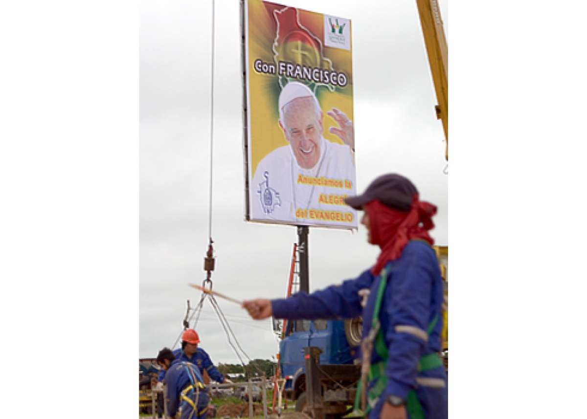 En La Paz, trabajadores alistan una torre especial para recibir al papa Francisco. Foto: AFP