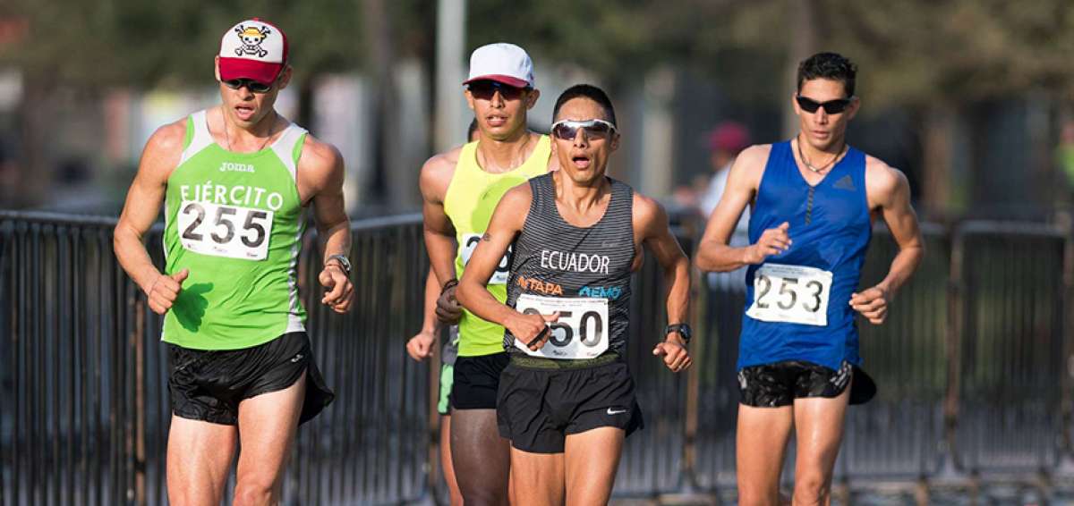 El ecuatoriano Andr&eacute;s Chocho (centro), l&iacute;der del ranking mundial de los 50 kil&oacute;metros, llega a Suc&uacute;a tras ganar el Memorial Jerzy Hausleber, en M&eacute;xico.