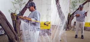 Izq.: La confecci&oacute;n de trasmallo en la comuna est&aacute; a cargo de la familia Mu&ntilde;oz, durante tres generaciones. Der.: La comuna tiene espacios tur&iacute;sticos y para deportes acu&aacute;ticos, as&iacute; como hospedaje que va desde $ 10 por persona. La gastronom&iacute;a se basa en la producci&oacute;n pesquera de los hombres de la poblaci&oacute;n.