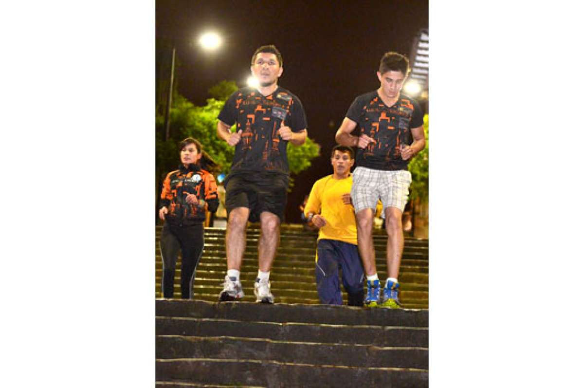 Las escalinatas del Parque de la Madre es uno de los lugares favoritos para los entrenamientos del grupo de deportes de aventura. Foto: Jos&eacute; Luis LLivisaca |  El Tel&eacute;grafo