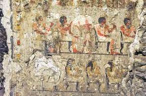 El director de la zona arqueol&oacute;gica del Alto Egipto, Abdel Hakim Karar, indic&oacute; que entre esas escenas hay algunas que muestran a &ldquo;Mai&rdquo; con su esposa, llamada &ldquo;Nefert&rdquo;, un banquete con la participaci&oacute;n de filas de hombres y mujeres.