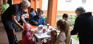 Manos extranjeras dan ayuda a los necesitados