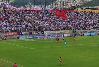 Durante el encuentro de Liga frente al Aucas, hinchas del albo lanzaron bengalas a la cancha.