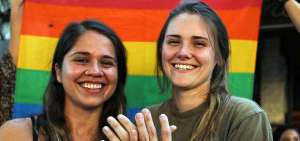 Diana Miranda, de 30 a&ntilde;os, y Victoria Simmons, de 23, est&aacute;n comprometidas desde 2018. Se conocieron en &Aacute;frica. Luego de la aprobaci&oacute;n que hizo la Corte Constitucional ambas decidieron casarse en julio de 2019.