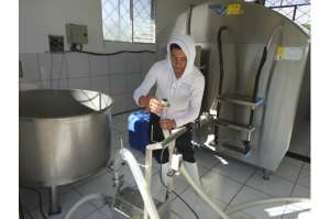 El precio justo por litro de leche es de $ 0,42. Los intermediarios pagan entre $ 0,38 y 0,39. Foto: Cortes&iacute;a.