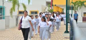 Estudiantes ingresan a la nueva Unidad Educativa  Intercultural Biling&uuml;e Rumi&ntilde;ahui, en la parroquia Pascuales II &ldquo;El Fort&iacute;n&rdquo;. 