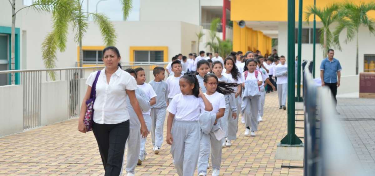 Estudiantes ingresan a la nueva Unidad Educativa  Intercultural Biling&uuml;e Rumi&ntilde;ahui, en la parroquia Pascuales II &ldquo;El Fort&iacute;n&rdquo;. 