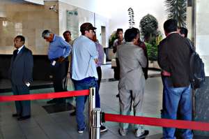 Esta ma&ntilde;ana, varias personas acudieron a las oficinas de Seguros Bol&iacute;var, en Quito. Foto: Saskia Chac&oacute;n/ EL TEL&Eacute;GRAFO