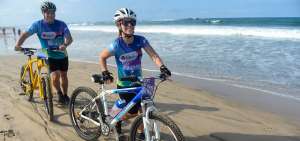 Los participantes deber&aacute;n completar un circuito que consta de tres diferentes modalidades deportivas: nataci&oacute;n, ciclismo y carrera.