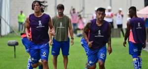El defensa paraguayo William Riveros (izq.) y el volante argentino Sergio L&oacute;pez (der.) realizan trabajos f&iacute;sicos en el estadio Jocay, en Manta.