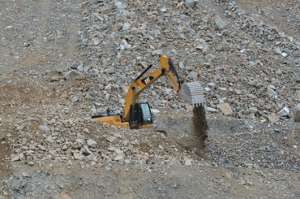 Material del cerro va a varias obras