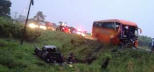 Choque entre bus y camioneta deja un muerto en Ventanas