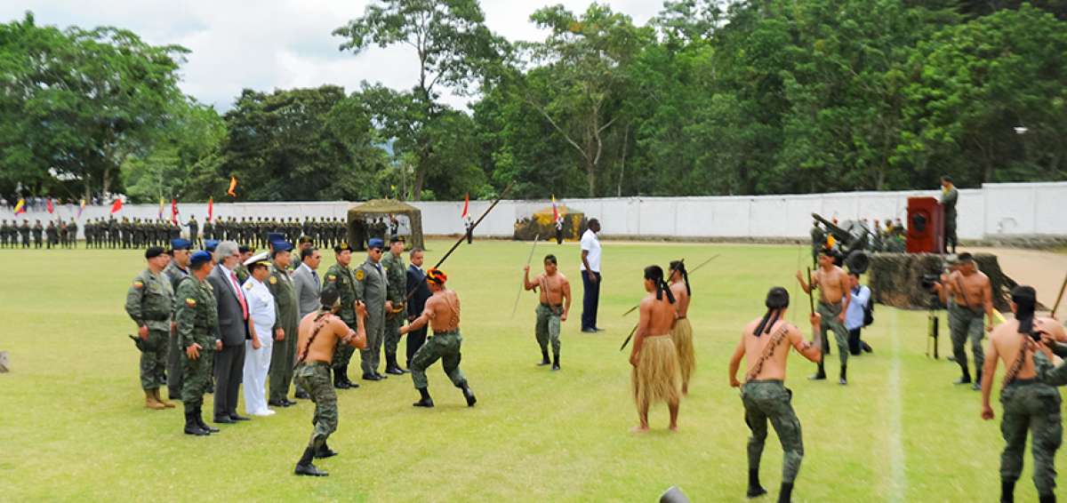 En  la ceremonia conmemorativa se realizaron ejercicios militares ante las autoridades y ciudadan&iacute;a que se congreg&oacute; en el escenario. 