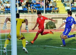 Alex Oxlade-Chamberlain (rojo) de Inglaterra remata al arco defendido por Aldo Simoncini, de San Marino. AFP