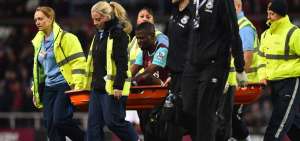 &Eacute;nner Valencia sali&oacute; entre aplausos de los aficionados del West Ham, en el estadio Boleyn Ground, cuando fue reemplazado por el argentino Mauro Z&aacute;rate. AFP