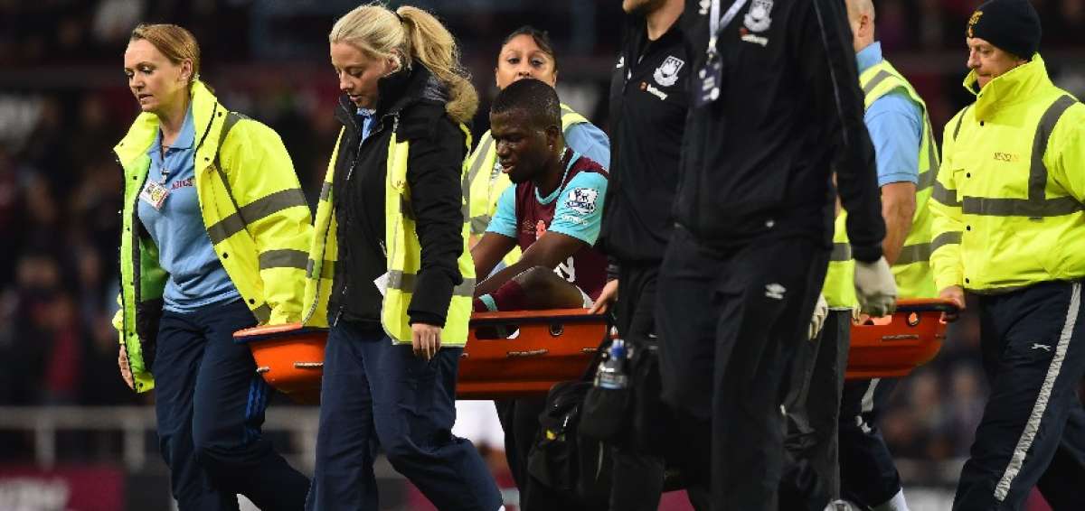 &Eacute;nner Valencia sali&oacute; entre aplausos de los aficionados del West Ham, en el estadio Boleyn Ground, cuando fue reemplazado por el argentino Mauro Z&aacute;rate. AFP