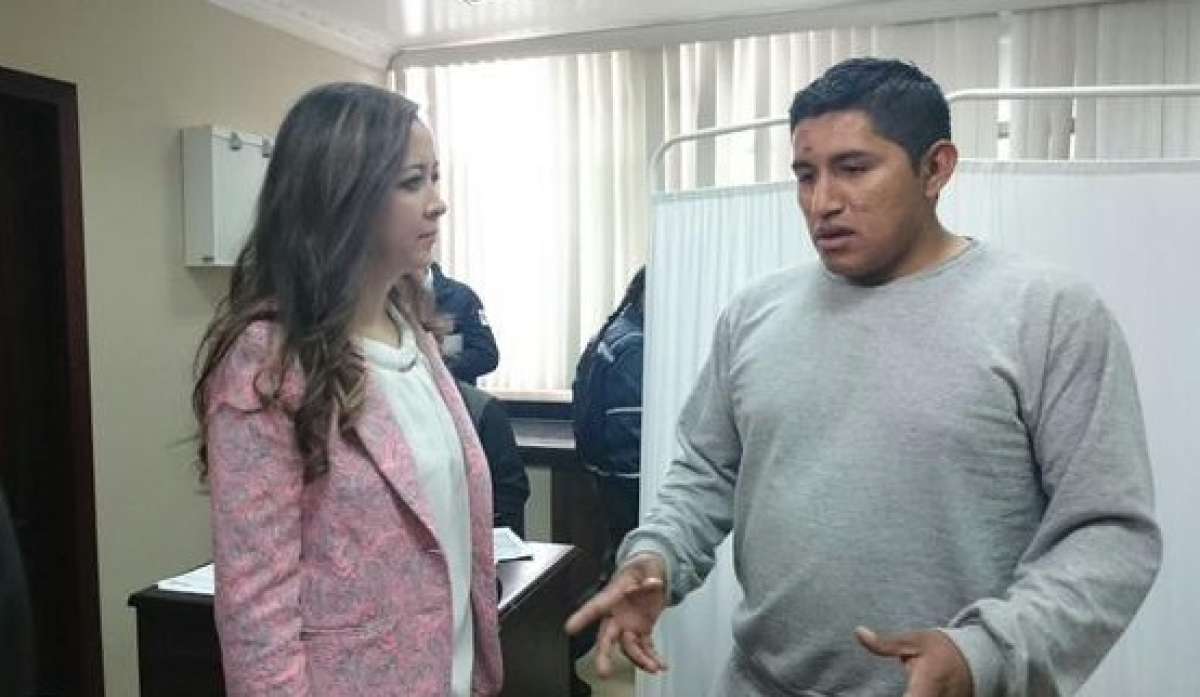 La gobernadora de Loja, Johanna Ortiz, visit&oacute; al polic&iacute;a que fue retenido por los manifestantes. Foto: Cortes&iacute;a de la Gobernaci&oacute;n de Loja 