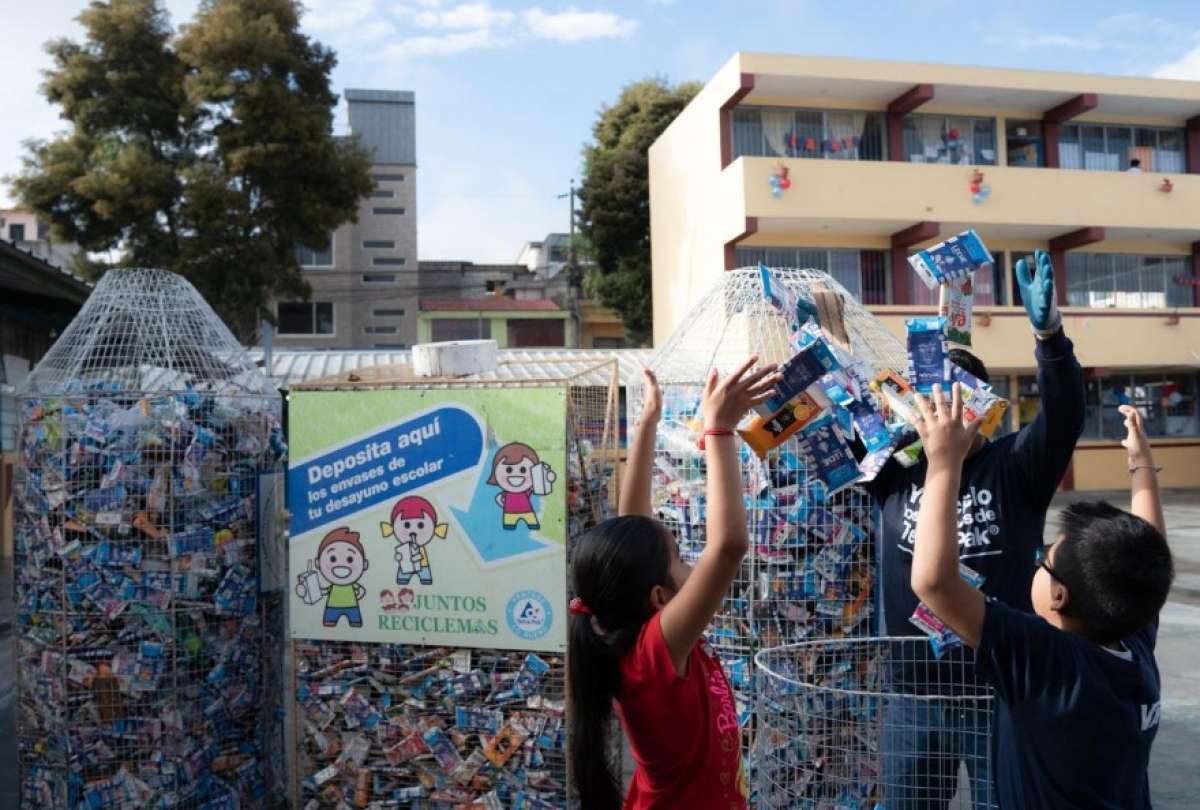 Los alimentos recorren largas distancias hasta llegar a escuelas ubicadas en las 24 provincias del Ecuador.