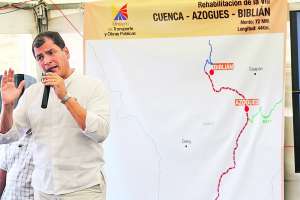 El presidente Rafael Correa durante la presentaci&oacute;n de la nueva v&iacute;a entre Azuay y Ca&ntilde;ar. Foto: Cortes&iacute;a | Presidencia de la Rep&uacute;blica.