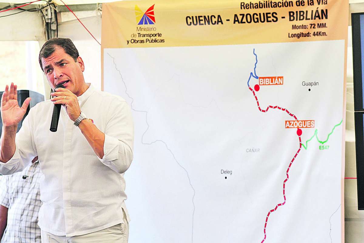 El presidente Rafael Correa durante la presentaci&oacute;n de la nueva v&iacute;a entre Azuay y Ca&ntilde;ar. Foto: Cortes&iacute;a | Presidencia de la Rep&uacute;blica.