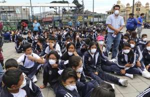 Los estudiantes del colegio Juan de Salinas de Sangolqui desarrollaron hoy el primer simulacro escolar fuera de la instituci&oacute;n educativa. Foto: Mario Egas/EL TEL&Eacute;GRAFO.