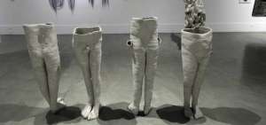 La artista Consuelo Crespo presenta la serie de cer&aacute;micas &ldquo;Hombres&rdquo;, de 1999, con la que cuestiona el poder que el g&eacute;nero ha tenido en la historia.