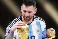 Lionel Messi contempla la Copa Mundial, con el premio al mejor jugador del torneo. 