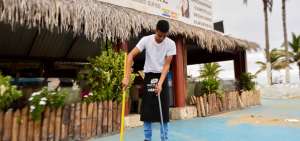En el malec&oacute;n esc&eacute;nico de playa El Murci&eacute;galo de Manta, quiene brindan servicios trabajan permanentemente en la limpieza de la zona.