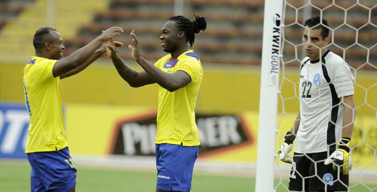 El delantero ecuatoriano Felipe Caicedo (centro) us&oacute; el n&uacute;mero 8 durante las Eliminatorias. Foto: Marco Salgado.