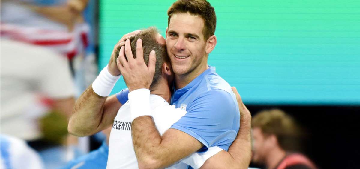 Juan Mart&iacute;n Del Potro celebra con un miembro del equipo argentino de Copa Davis, tras igualar la serie el domingo pasado y quedar a un paso del campeonato.