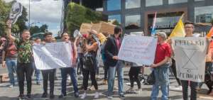 Los participantes del plant&oacute;n exhibieron carteles y gritaron frases para exigir un mayor cuidado en la Amazon&iacute;a.