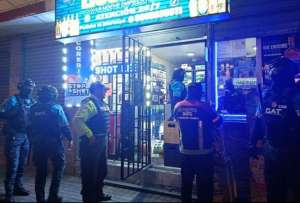 Hallan a una ni&ntilde;a de dos a&ntilde;os en bar clandestino durante operativo en el sur de Quito