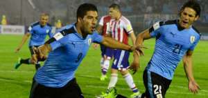 Luis Su&aacute;rez (d.) y Edinson Cavani celebran uno de los cuatro tantos con los que la selecci&oacute;n uruguaya venci&oacute; ayer a su similar de Paraguay, en Montevideo.