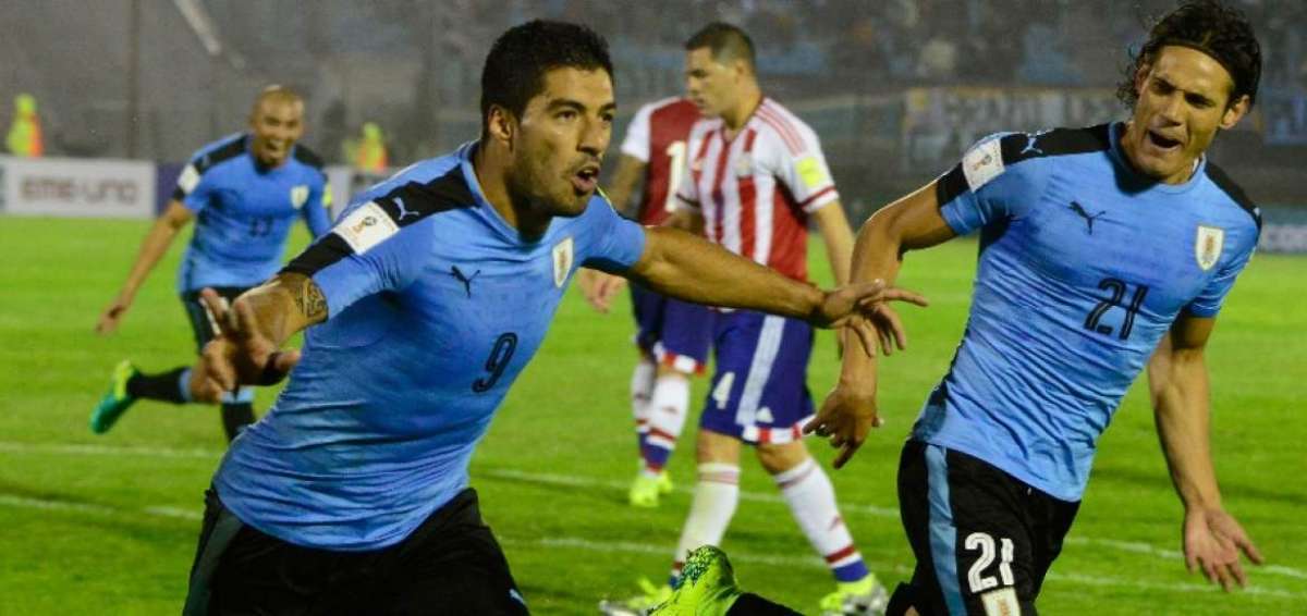 Luis Su&aacute;rez (d.) y Edinson Cavani celebran uno de los cuatro tantos con los que la selecci&oacute;n uruguaya venci&oacute; ayer a su similar de Paraguay, en Montevideo.