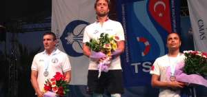 Rosado, de la izquierda, posa con su medalla de plata en el podio del Campeonato Mundial de Apnea.