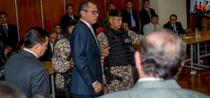 En la audiencia, que dur&oacute; cerca de dos horas, los jueces ponentes leyeron la resoluci&oacute;n. En los exteriores de la Corte simpatizantes expresaron su apoyo a Jorge Glas. 
