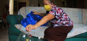 Flor Granda, de 74 a&ntilde;os, recicla botellas PET para regalarlas a un reciclador de su sector. Antes desinfecta las bolsas y las deja afuera de su vivienda.