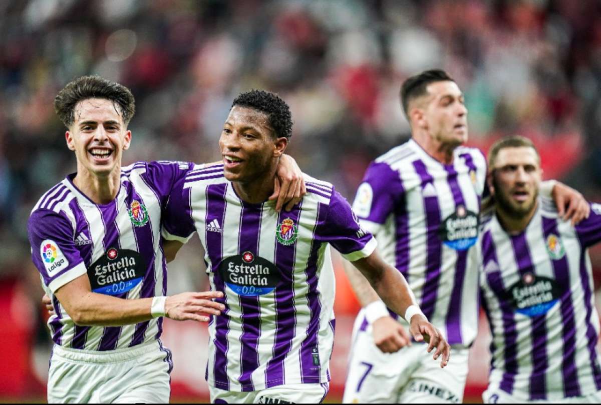 Gonzalo Plata (centro) celebra su gol, el del triunfo, sobre el Sporting de Gij&oacute;n