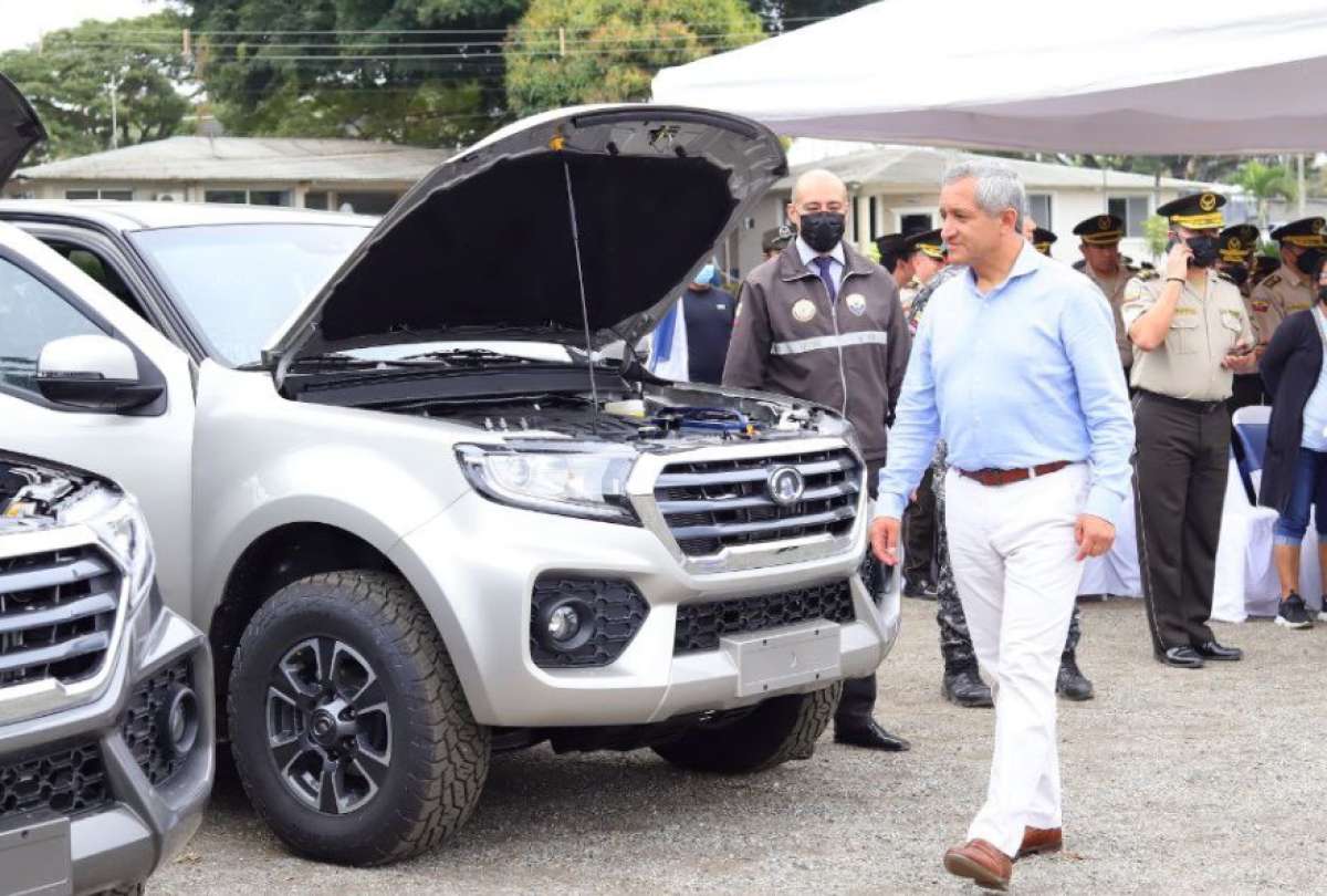 El ministro Patricio Carrillo entregó las camionetas a miembros policiales de la Zona 8.