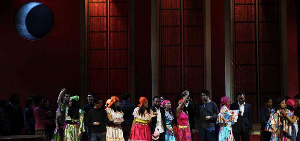  El director de teatro y &oacute;pera dise&ntilde;&oacute; bocetos escenogr&aacute;ficos para el montaje de La Traviata, entre ellos este, del tercer acto, donde aparece parte del elenco.