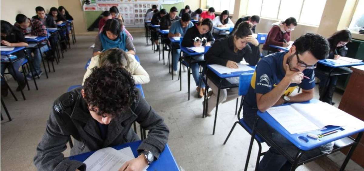 Foto de archivo de uno de los ex&aacute;menes de admisi&oacute;n para la universidad que toma el Senescyt.