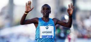 Kipchoge se queda 25 segundos por encima de la barrera de las dos horas