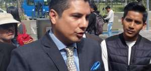 El exasamble&iacute;sta dio declaraciones a la prensa en los exteriores de la Fiscal&iacute;a General, en Quito. 