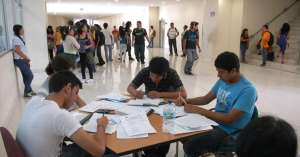 Las autoridades educativas proponen que los estudiantes dediquen m&aacute;s su tiempo a trabajos fuera del aula.