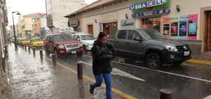 En Ambato las lluvias han sorprendido a decenas de transe&uacute;ntes. El descenso de temperatura tambi&eacute;n es m&aacute;s notable durante las madrugadas.