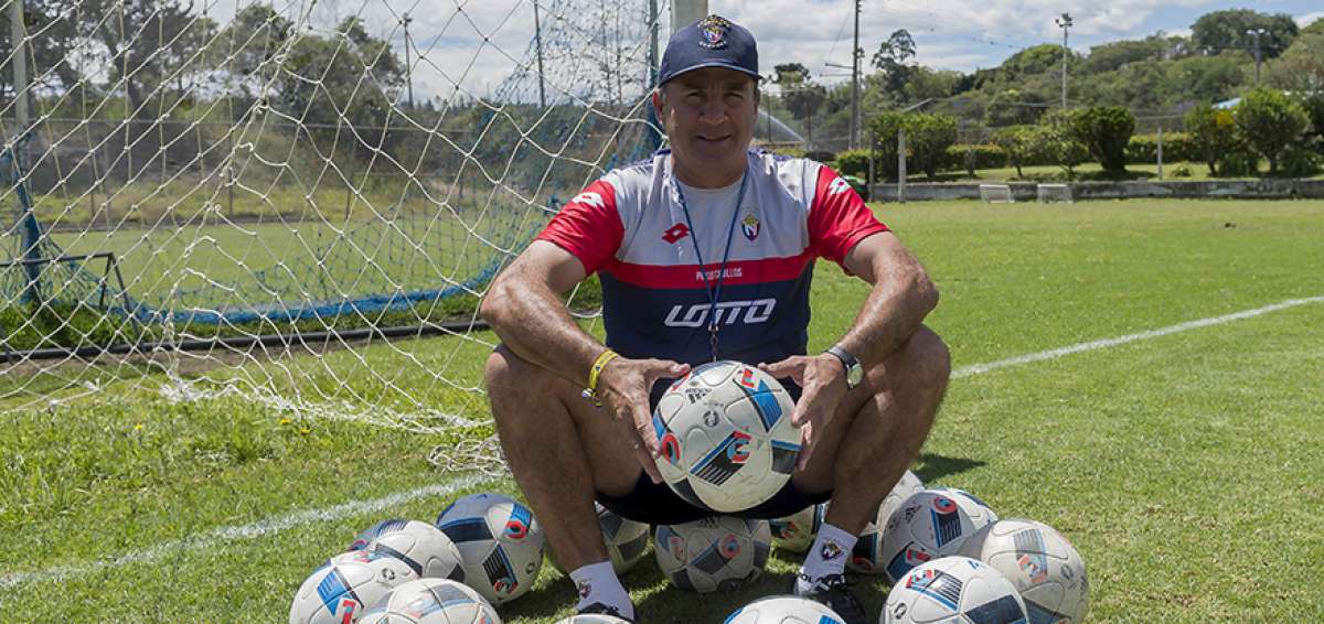 El entrenador Eduardo Favaro durante una pr&aacute;ctica de El Nacional en el complejo de Tumbaco, previamente a un partido del torneo que finaliz&oacute;.
