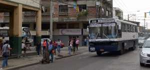 En Luis Urdaneta y Jos&eacute; de Antepara los ciudadanos abordan los buses sin considerar potenciales bloqueos.