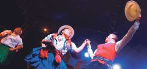 Las danzas tradicionales est&aacute;n incluidas en los programas que se organizan en las parroquias rurales de la provincia de Azuay. A esta actividad se suma la gastronom&iacute;a, que no puede faltar en los festejos. 
